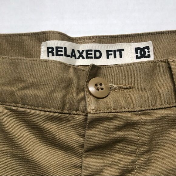 DC Shoes Khaki Flat Front Relaxed Fit Shorts (32) - Picture 2 of 4